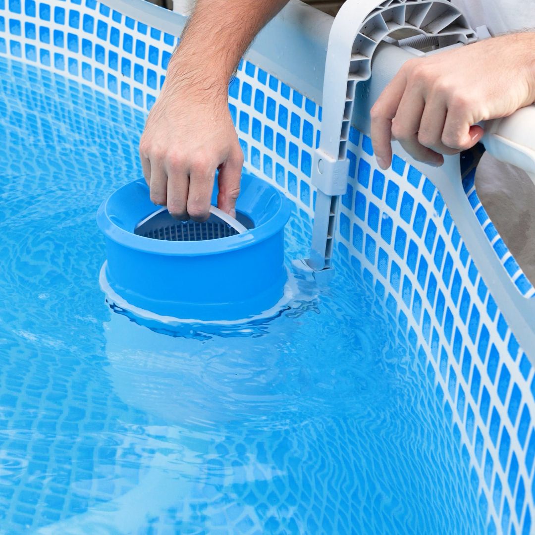 Floating pool skimmer
