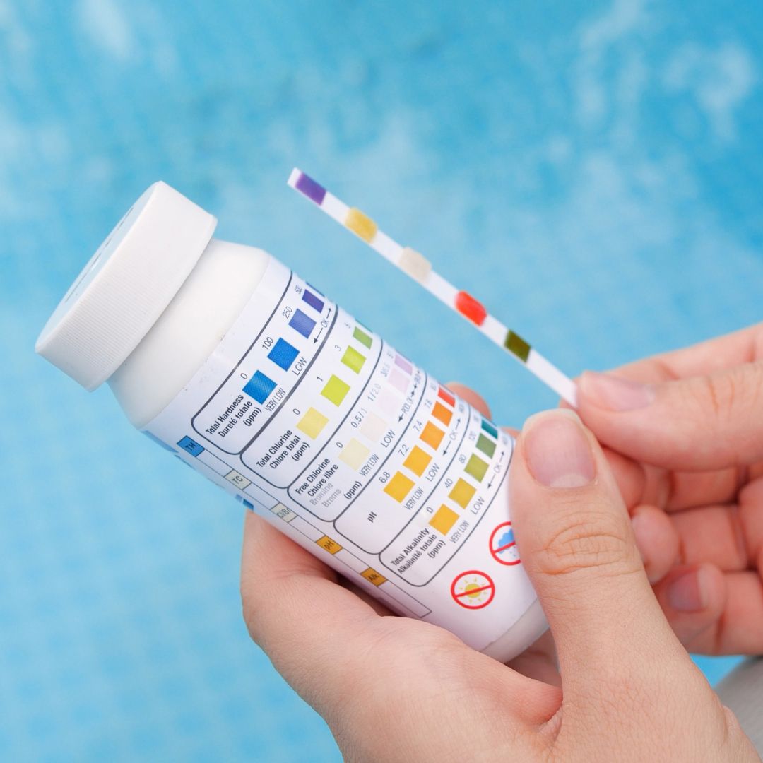 Testing pool chlorine levels